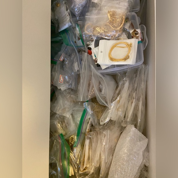 SOLD |  700+ PCS JEWELRY INVENTORY - Picture 8 of 11